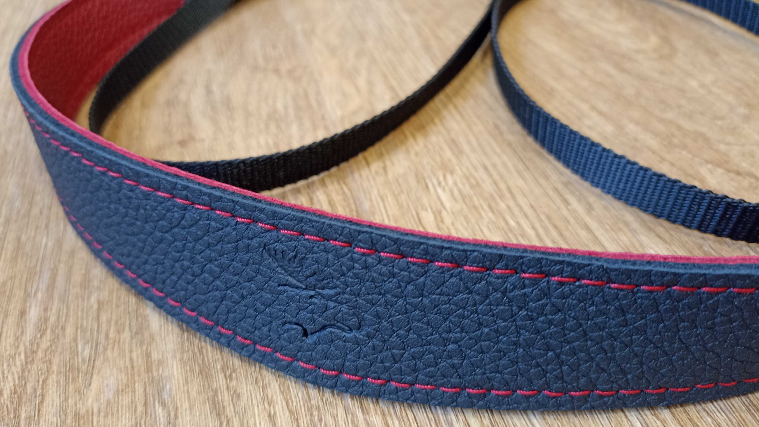 Edition 35mm black-red contrast stitching (Kopie)